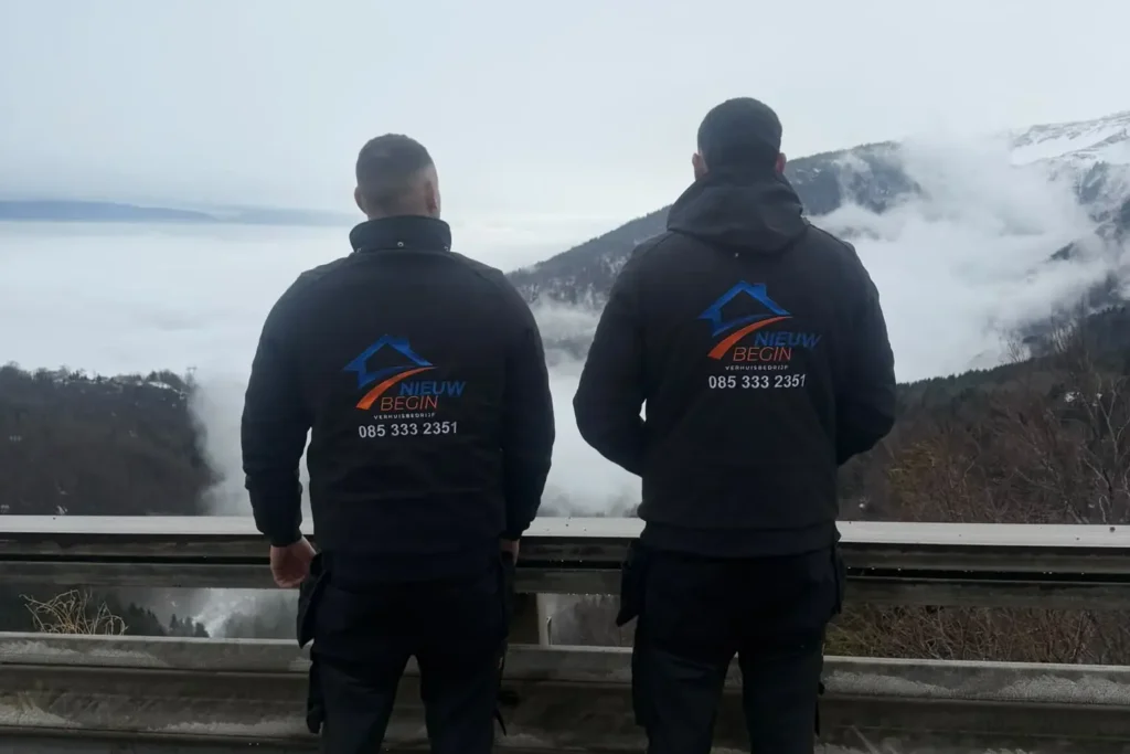 Twee verhuizers van Nieuw Begin boven de wolken onderweg naar het buitenland