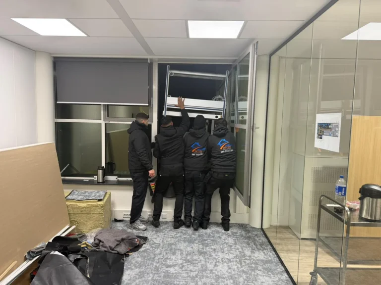 De ploeg van Nieuw Begin haalt een kantoor leeg bij het raam