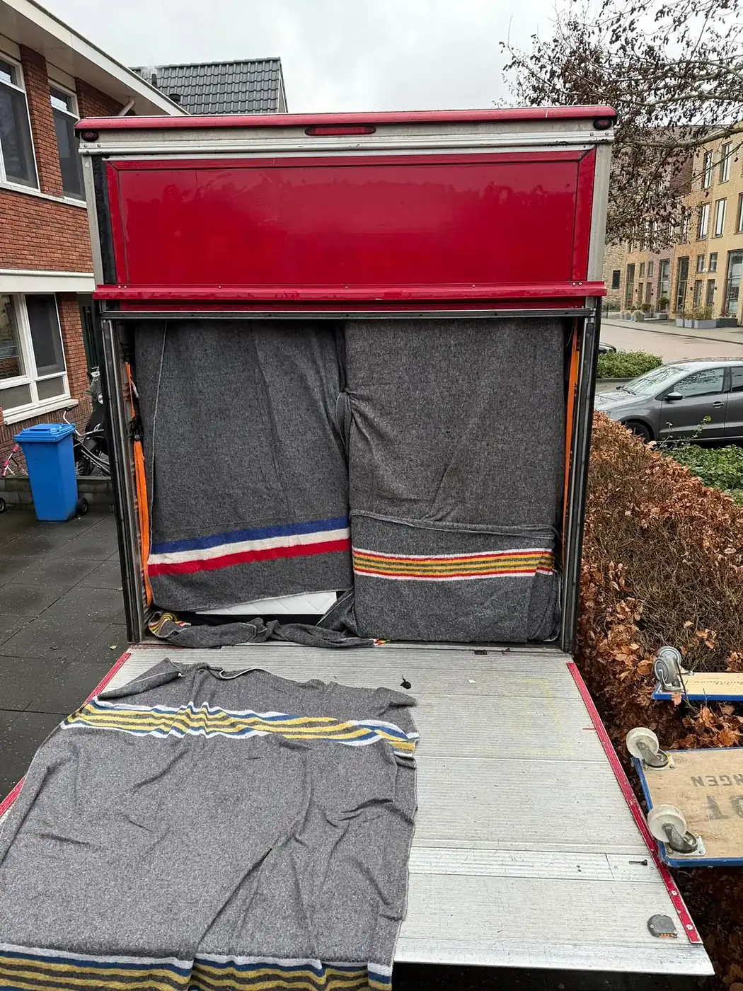 Verhuisdekens over de laadklep, klaar om te laden