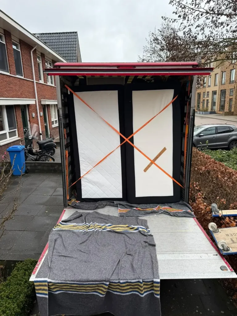 Een kast met kruisbanden vastgezet op de laadklep