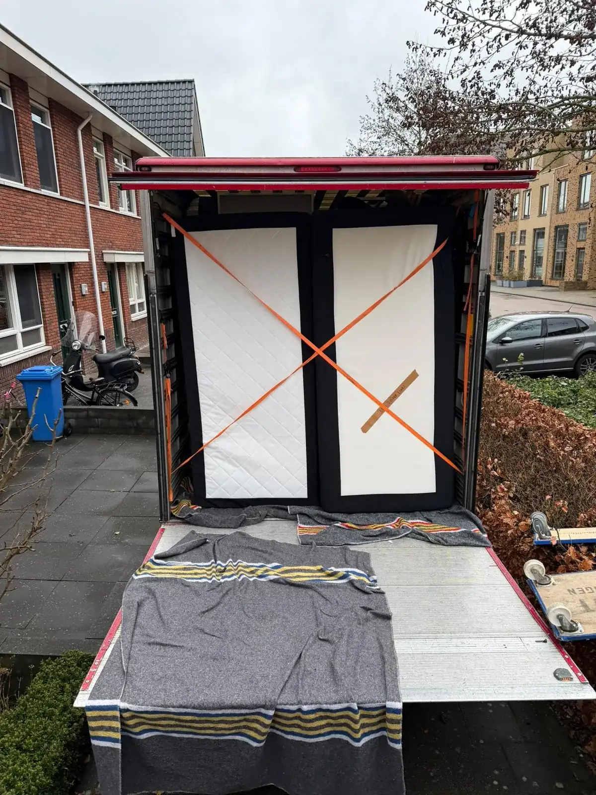 Een kast met kruisbanden vastgezet op de laadklep