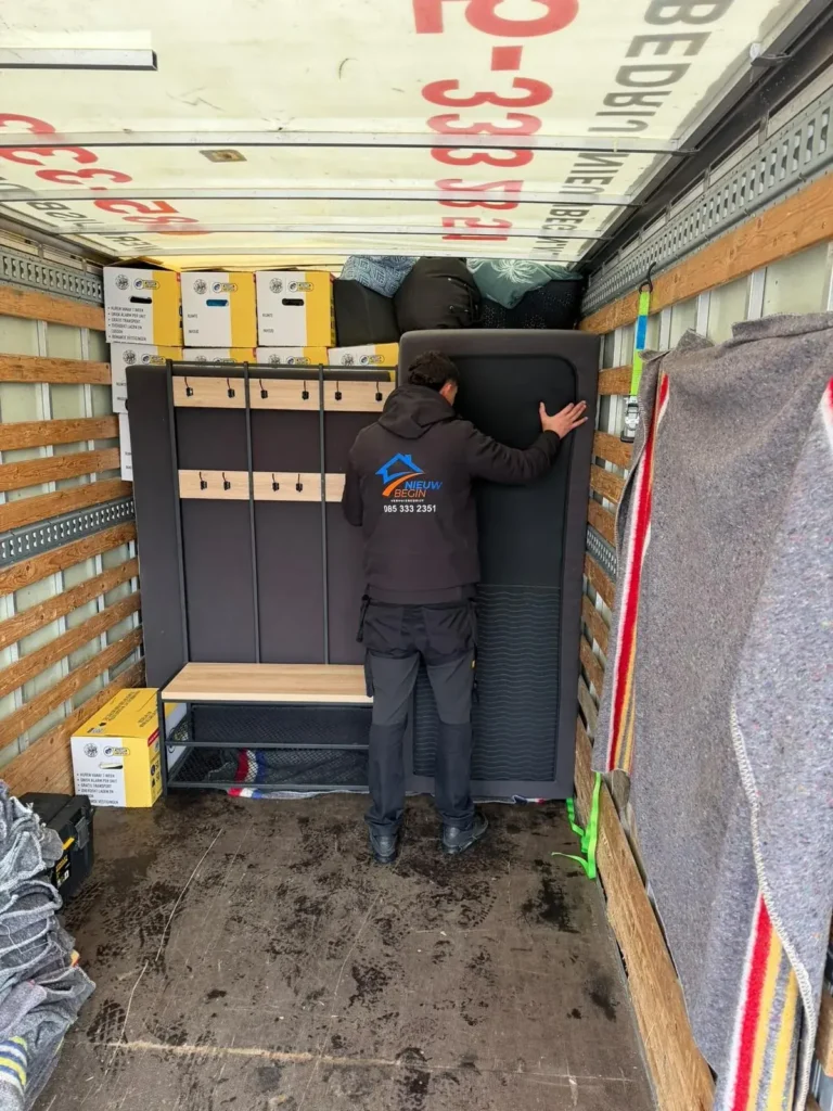 Verhuizer zet een kast vast in de wagen