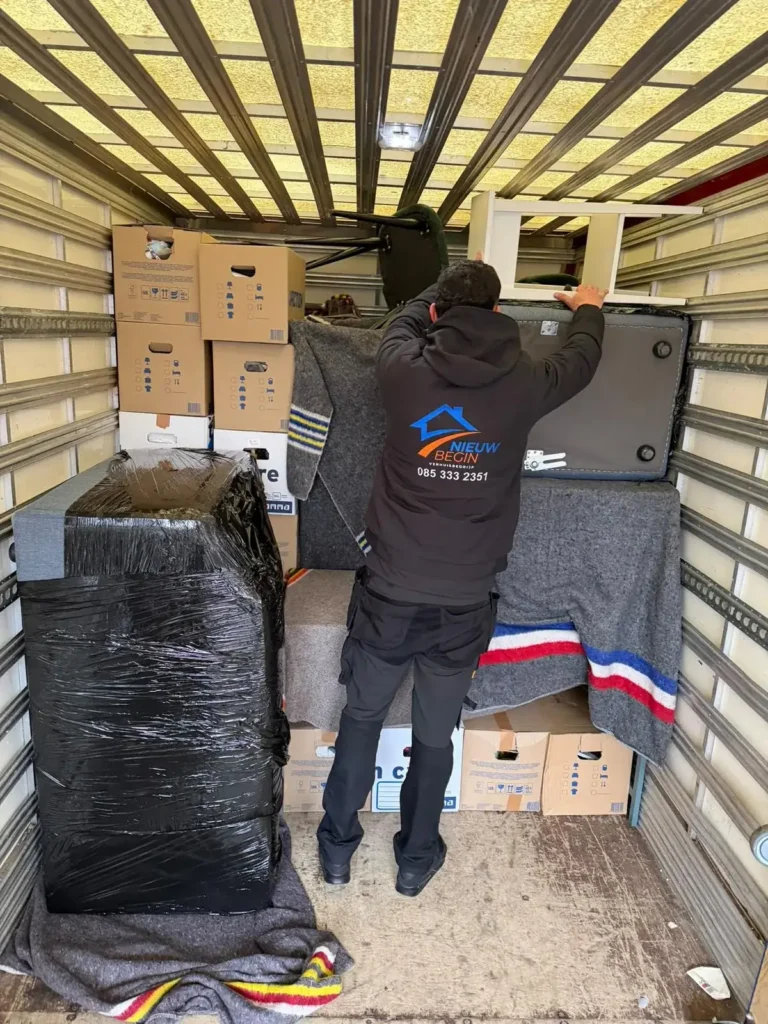 Een volgeladen wagen, netjes gestapeld en afgedekt