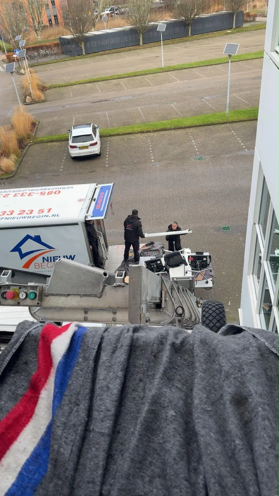De verhuislift en de wagen van Nieuw Begin van bovenaf gezien