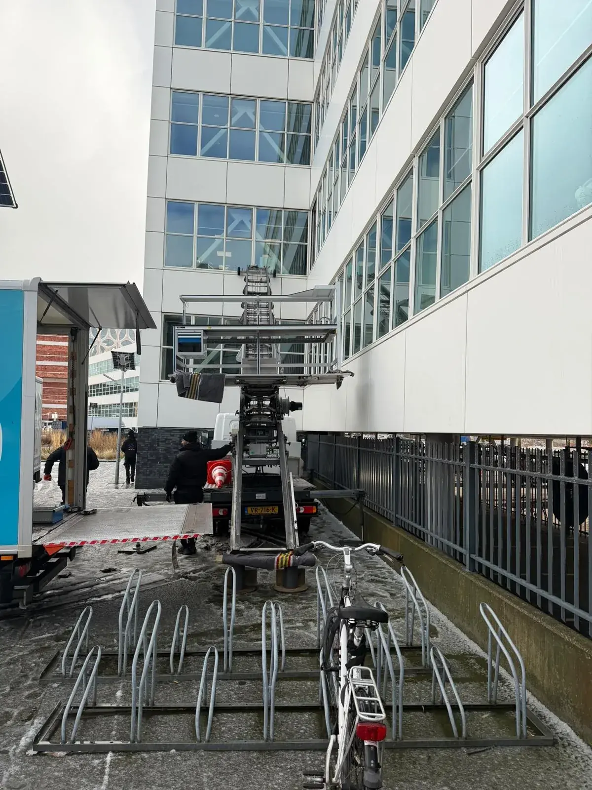 De verhuislift staat klaar tegen een kantoorpand