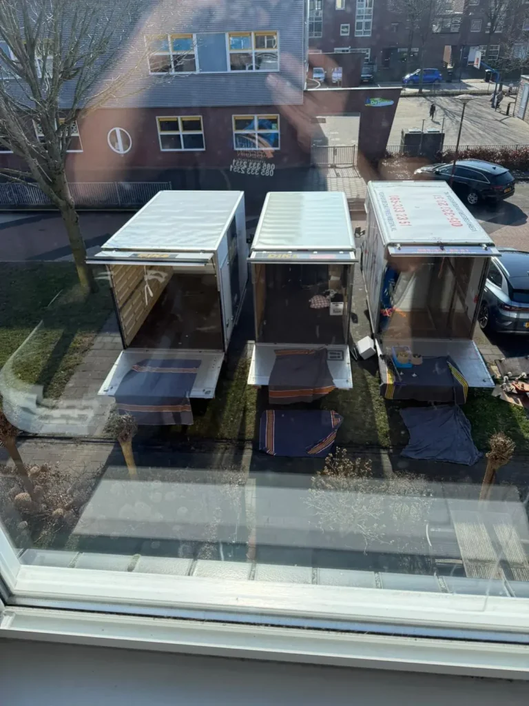 Twee verhuisliften en de wagen van bovenaf gezien