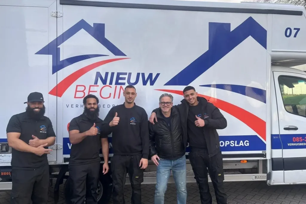De ploeg van Nieuw Begin voor de wagen