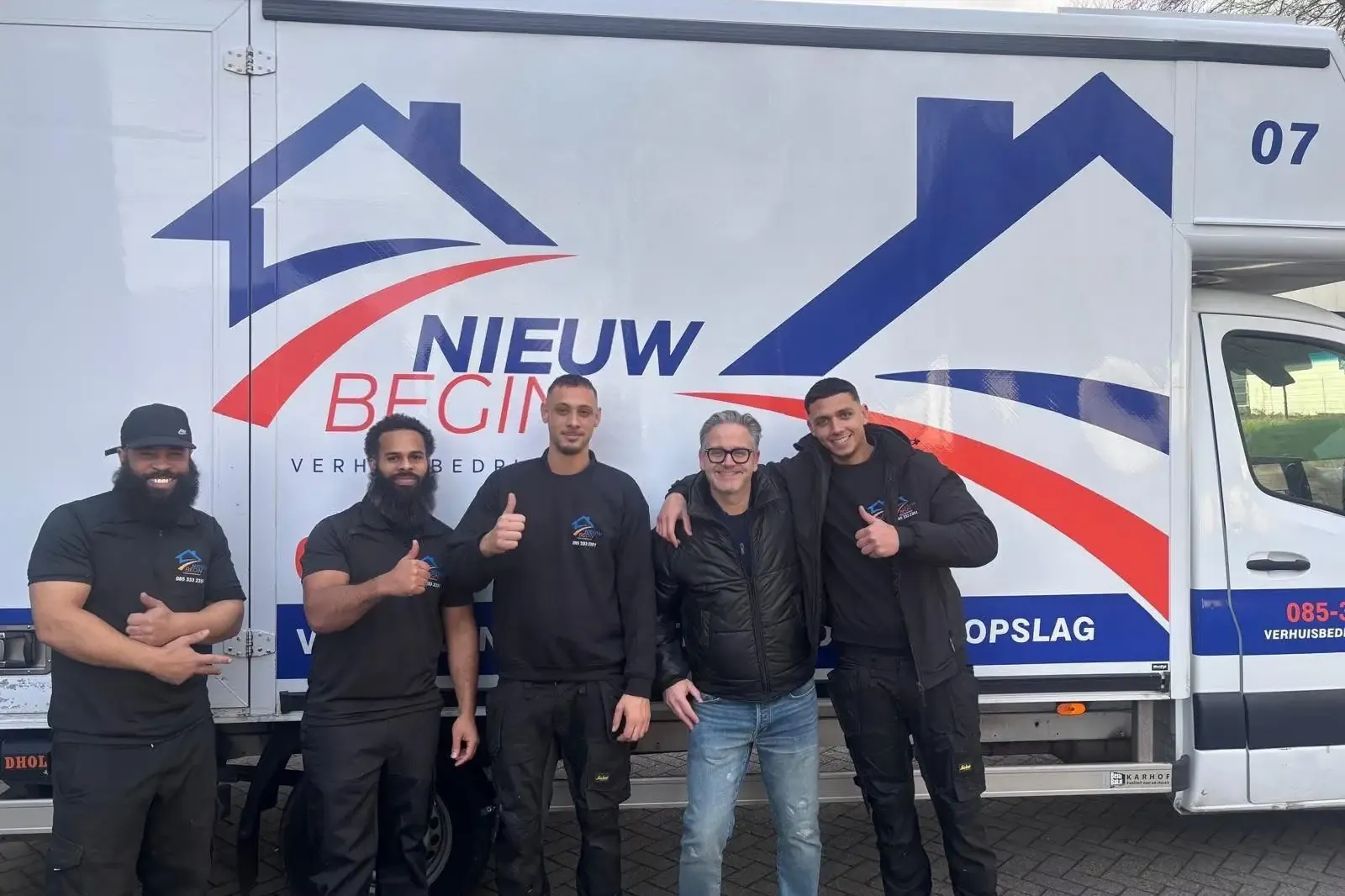 De ploeg van Nieuw Begin voor de wagen