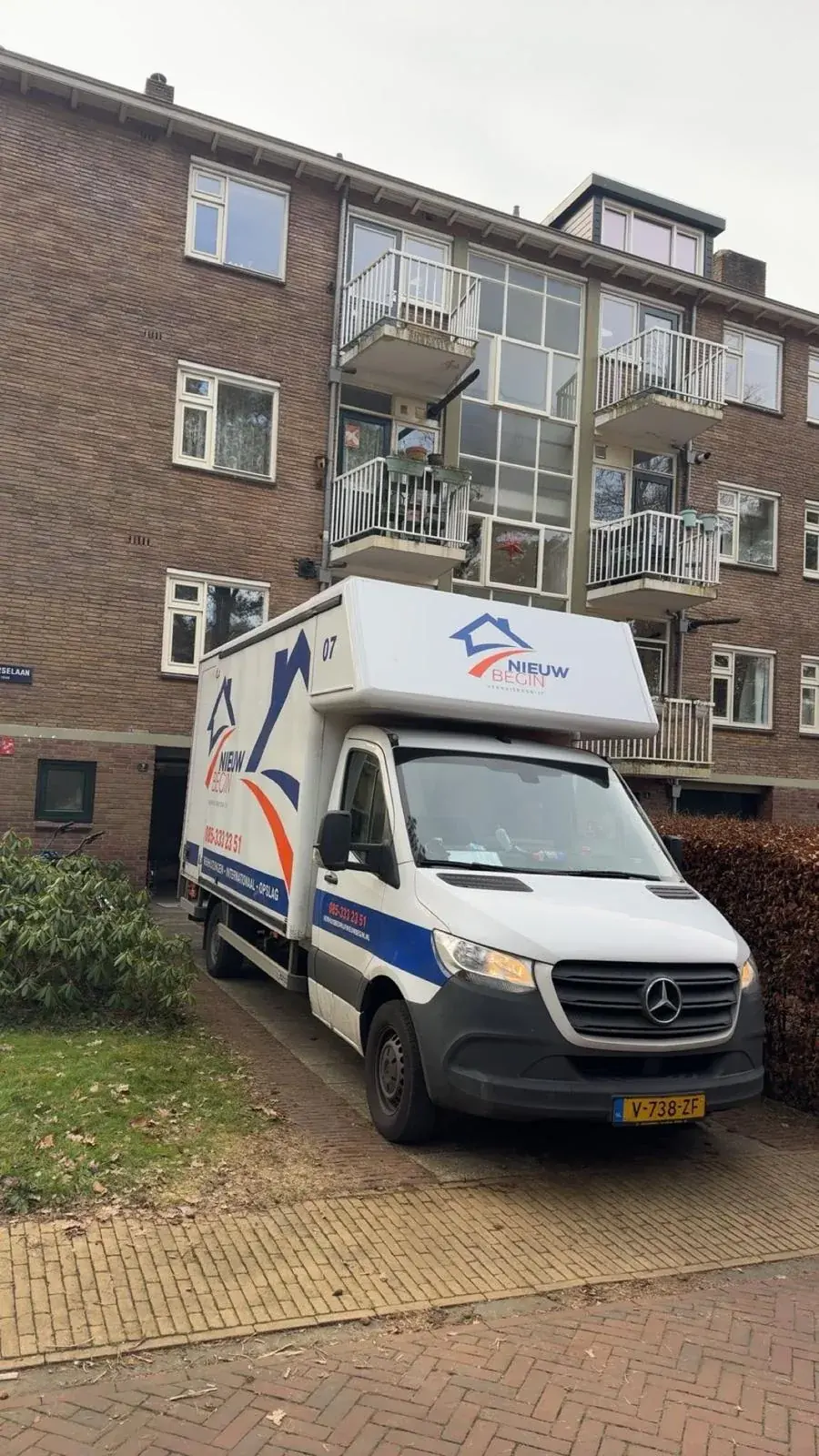 De wagen van Nieuw Begin voor een portiekflat