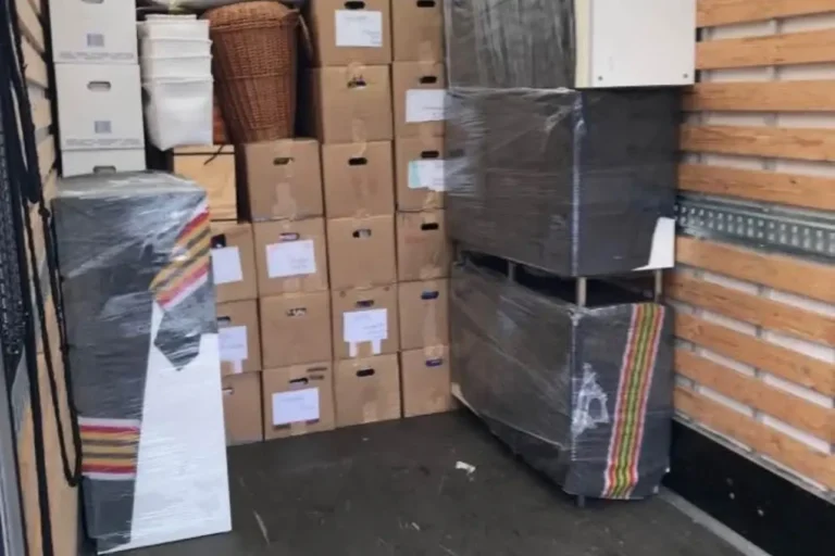 Volgeladen wagen met verhuisdozen