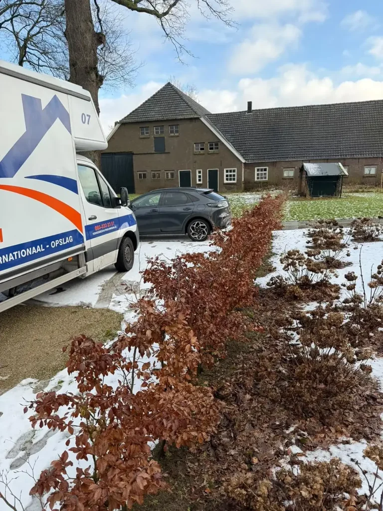 De wagen van Nieuw Begin bij een verhuizing in de sneeuw
